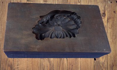 Holz gefertigte Modelform, ausgebildet als Chrysantheme